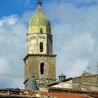 la parte sommitale del campanile della chiesa, visibile da più punti