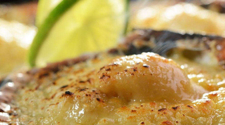 Conchitas de abanico gratinadas en abundante queso parmesano 🧀 con mantequilla, perejil🍃 , salsa a la inglesa y su toque infaltable de pimienta y limón🍋 .

Una combinación perfecta 👌 para chuparse los dedos 😋
¿Ya las probaste?🤭