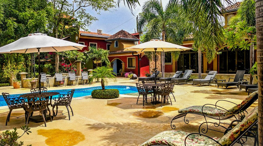 Vista de la piscina, area de sol, y habitaciones,