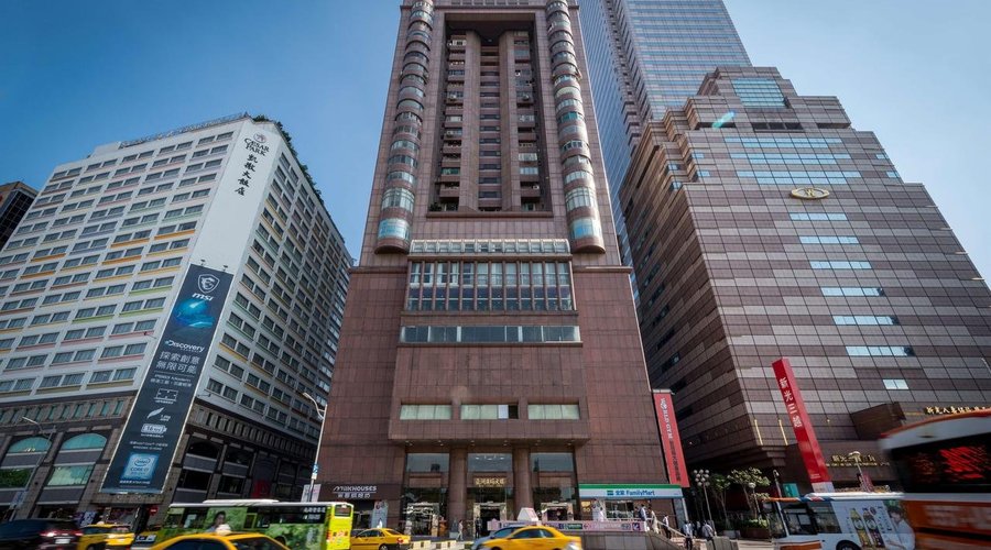建物右は三越、真ん中のビル（右側にファミリマートが入ってる）がホテル（19階にフロント）。台北駅から撮影