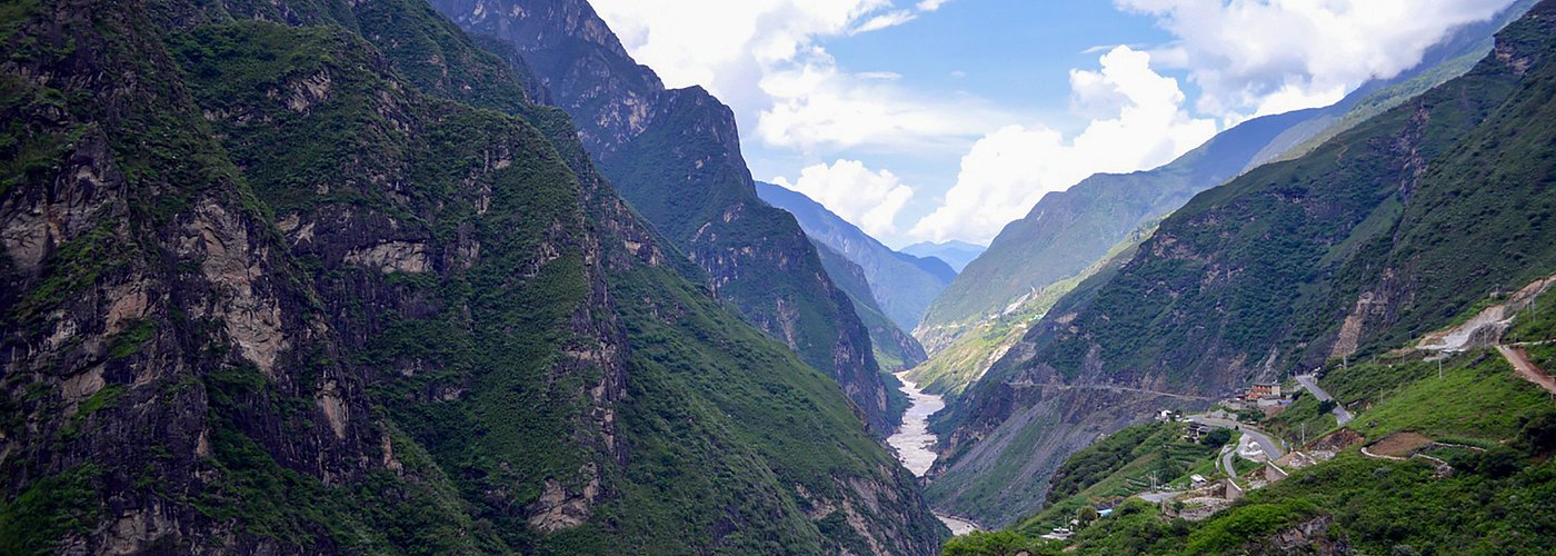 Tiger Leaping Gorge Hiking | Hiking Time: 1 to 2 days | Distance: 20 km | Location: 60 kilometres north of Lijiang City, Yunnan in southwestern China 