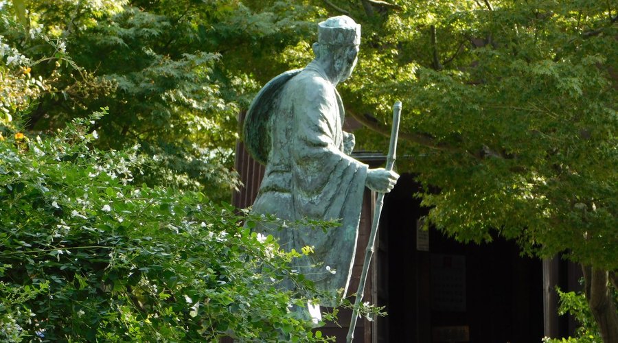 草加宿芭蕉庵　傍にある松尾芭蕉像
