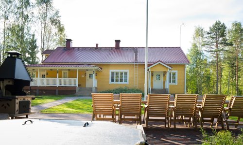 Villa Markkola – lomamökit keskellä Suomea


Nauti vapaa-ajastasi luonnonkauniissa mökkimiljöössä -vaikkapa perheen, ystävien tai sukulaisten kera. Lomamökkimme ovat tilavia ja tasokkaasti varusteltuja. Vuodepaikkoja on jopa 19 hengelle.

Kesällä voit kalastaa järvellä tai useilla taimenkoskilla. Souda, melo, vaella – nauti ympäröivästä luonnosta!