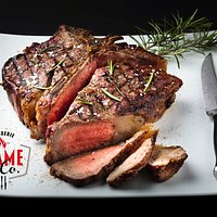 La bistecca cotta alla brace nel X-Oven, una delle specialità del Flame'n Co