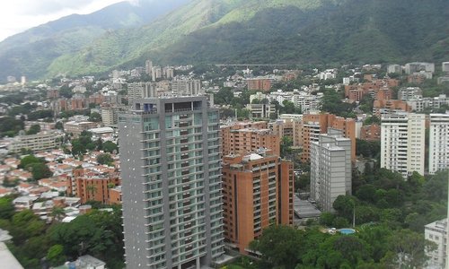 Los Dos Caminos hay unos edificios  que lleve su nombre (Yutajé) y donde  la Vista es Bonita y expedida de estos inmuebles. Desde arriba en los más alto:   Se vende un Elegante, Refinado y exquisito que  provoca estar en la propiedad  horas tras horas, viendo Caracas y charlado en familia.  El Inmueble más alto lo vendemos NOSOTROS .. El inmueble posee 371,2 m2 se distribuye así, según cédula catastral: Apartamento 149, 70 Area (m2) Dos (2) Estacionamiento 24,00 Área (m2) Terraza 197,50 Area
