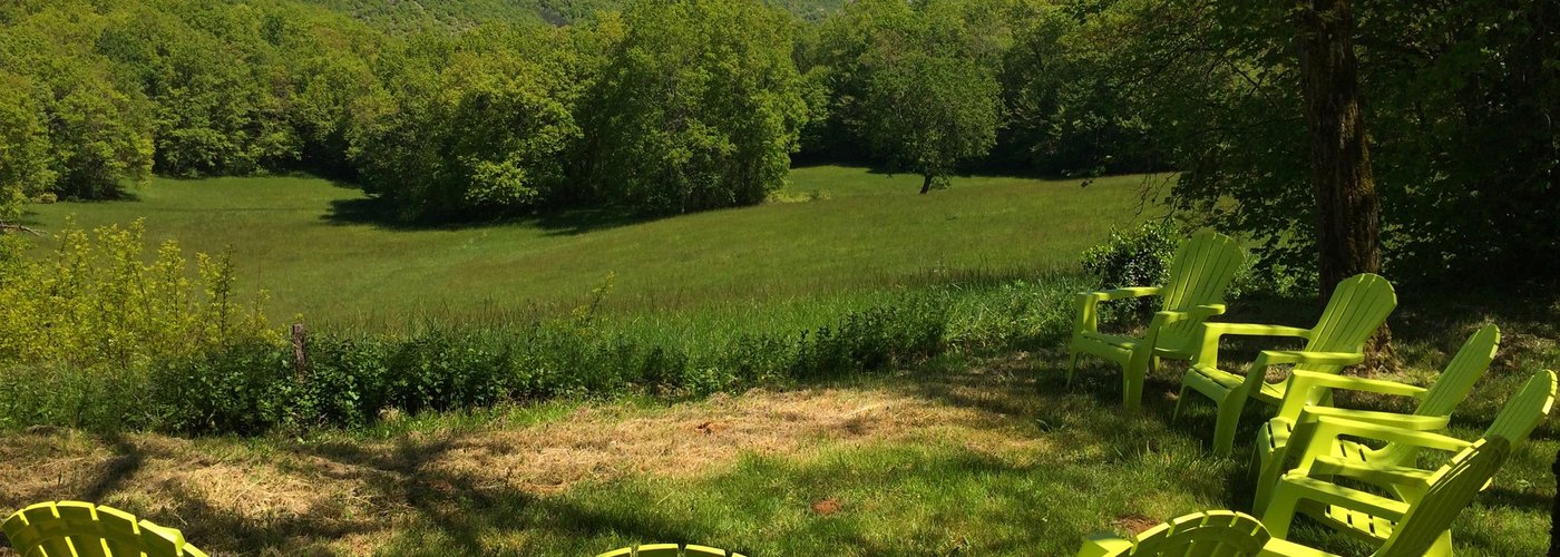 Au Cœur du Périgord Noir, Gîtes@SiBémol.fr, Hameau de Magril, Maison indépendante de 100m2 sur 2 étages avec 4 chambres et 3 salles de Bain pour 8 personnes dont 2 enfants avec jardin privatif de 1500m2 avec vue sur les collines environnantes pour pow wow familial