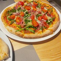 Pizza z szynką parmeńską