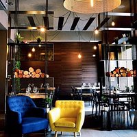 Locale accogliente , stile industrial contemporaneo. Lo chef propone una cucina semplice prodotti giornalieri , stagionali , piatti di tradizione dove spicca quel pizzico di follia che rende tutto semplice . Il servizio, e molto familiare accompagnato dal sorriso della moglie dello chef . Il locale è disponibile per eventi privati info 081 4617739 whatsapp 3349335002 . Il nostro è un lavoro di passione ❤️