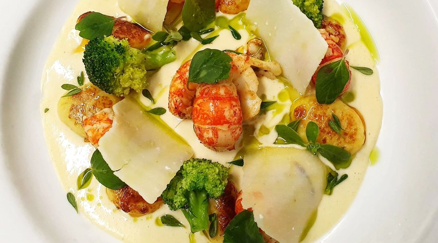 Avoir la chance de travailler avec des produits locaux excellents ! 🍴
André Mangatal élève des écrevisses au Carbet, nous en avons reçu hier et voilà le résultat de la création du chef ! | Gnocchis de pommes de terre, crème de parmesan et ses écrevisses | 🦞

Un vrai délice ! 
Have the chance to work with excellent local products! 🍴
André Mangatal raises crayfish at Carbet, we received it yesterday and here is the result of chef’s creation | Potato Gnocchi, Parmesan Cream and Crayfish | 🦞