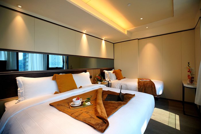 Premium Suite 
28.5 square meter / 306 square feet
1 x King Size Bed (6' x 6') + 1 Single Bed (3' x 6')
Limited Number of Room 