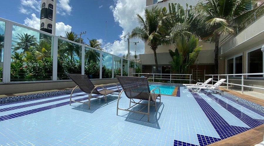 Linda piscina com deck ,pronta para proporcionar momentos de lazer 