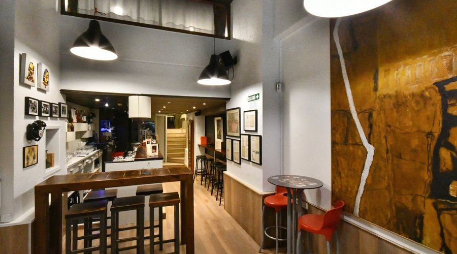 Un gran cuadro de Fernando Iriarte recibe al cliente
