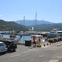 Il est possible de se promener le long de ce port