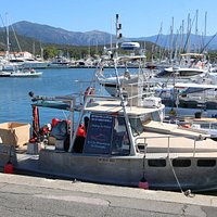La vue est jolie depuis les quais de ce port