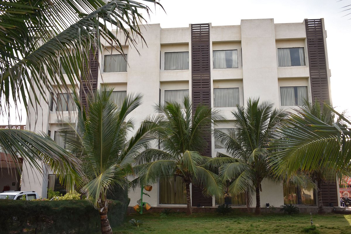 Goverdhan Greens Resort, hotel in Baradia