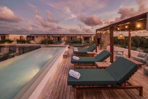 Pool & Beach