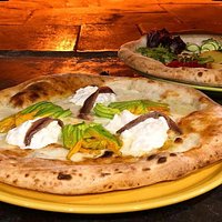 Fiori di zucca stracciata e acciughe
