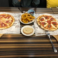 Pizza非常的美味,價格卻很平實親民,用料簡單但滋味卻有多種層次,洋人師傅一定是要有很多年的經驗累積才能有這樣的功力,口味足以打趴台灣一堆名店,不管是總店或分店,餐點都有一樣的好品質,千萬別錯過!!