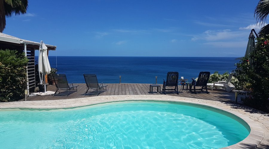 Piscine au sel vue panoramique sur la mer des Caraïbes
