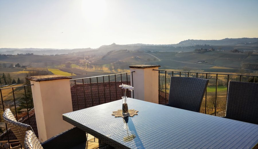 Utsikt fra leiligheten "Pina", over bugnende vinmarker og alpene med Monviso i bakgrunnen