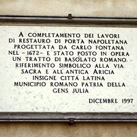 La targa posta a ricordo del recente restauro