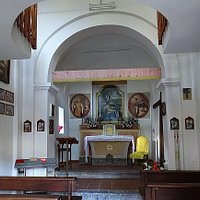 All’interno si trova una pala d’altare con la pietà con a fianco dipinti di San Filippo neri e San Domenico