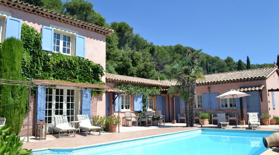 la maison principale et les chambres individuelles à côté