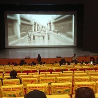 貴賓票の席は黄色のカバーです。最前列から真ん中通路までの中央列。ほぼ満席でした。みなさんグループで来られていました。