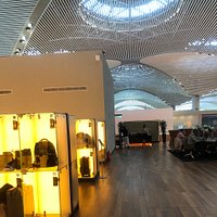Dış hatlarda bulunan business lounge rötar olması için dua ettiğiniz bir yer. Duş imkanı mevcut. Hangi saatte giderseniz gidin aç kalmazsınız. İnternet bağlantısı çok iyi. Çalışanlar çok güleryüzlü ve işinin ehli. Mantıyı mutlaka denemenizi öneririm. Her çeşit yemek mevcut. Kahvaltı çeşitliliği anormal fazla ve taze. 5 yıldızı hakediyor