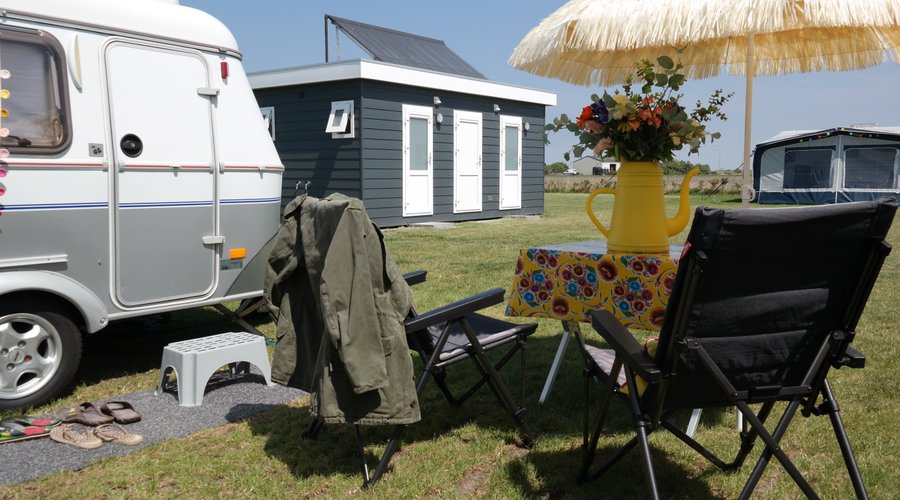Campingplaats met prive sanitair
eigen douche en toilet en wastafel
en weids uitzicht