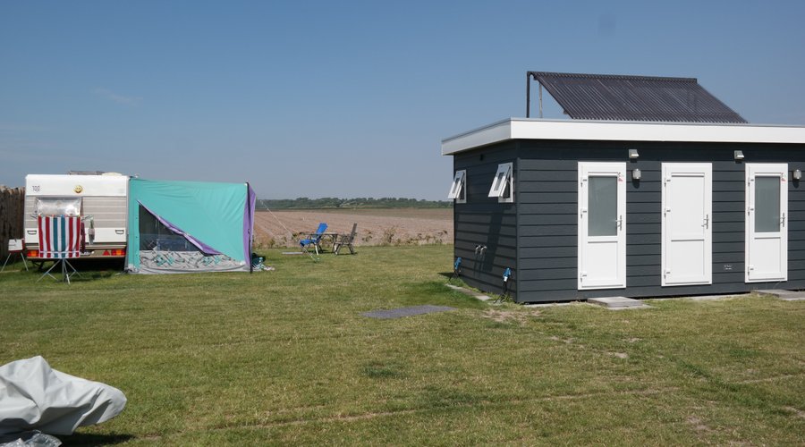 Campingplaats met prive sanitair
eigen douche en toilet en wastafel en weids uitzicht