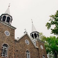 l’Église de la Purification de la Bienheureuse Vierge Marie* (1725). Typique des églises québécoises, n’hésitez pas à entrer dedans et à vous balader dans le charmant cimetière qui l’entoure.