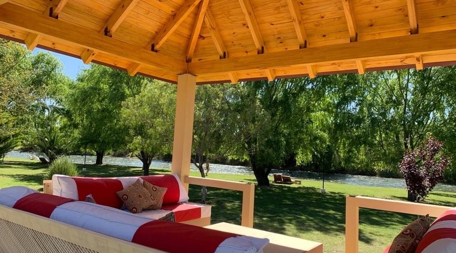 pergola con juego de living de exterior