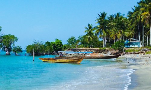 The first time I visited Karas Island I felt comfortable, I received a warm welcome from residents. I was treated to a very delicious meal that had just been cooked by the locals. I eat at home residents.  After lunch I traveled to see the beauty of Karas Island. many tall trees make my trip feel comfortable. Plus white sand on the edge of the beach and clear water makes the beach I want to quickly feel the warmth of the beach on the karas island.  small note from a visitor