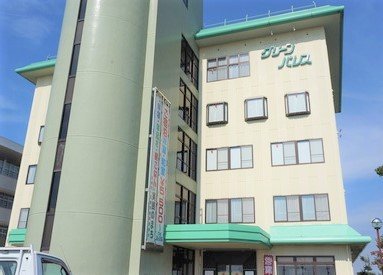 施設外観。貸し会議室や大ホールに加え、宿泊の部屋もある施設。
