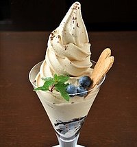 まろやかで濃厚なバニラ・自家焙煎豆を配合したビターなモカ
ソフトクリームはバニラとモカの2種類をご用意しています。原料に伊豆高原牛乳を使用しており、まろやかで濃厚なソフトクリームです。モカは自慢の自家焙煎豆をソフトクリームに合うように抽出、配合しビターな味が人気です。伊豆高原店と恵比寿店ではテイクアウトもできます。
