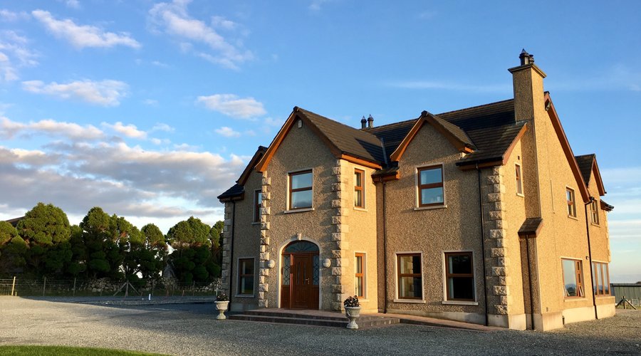Front view of Mourne Country House.