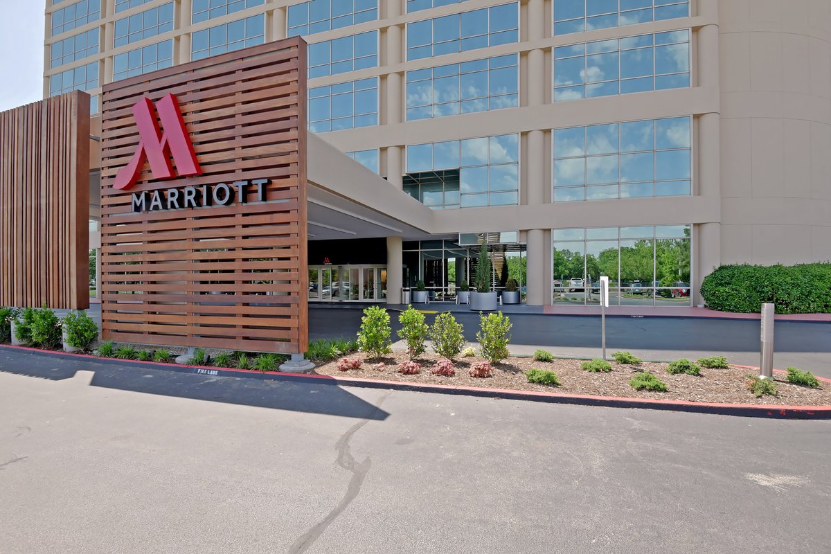 Marriott Tulsa Hotel Southern Hills Bar or Lounge: Pictures & Reviews ...