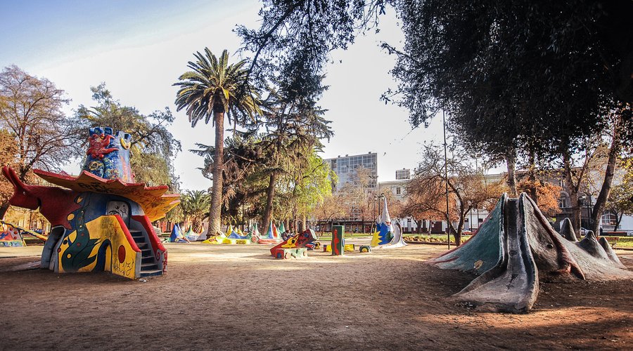 Barrio Brasil: Posee una gran riqueza patrimonial, con atractivos espacios culturales y artísticos, este Barrio, es uno de los polos bohemios más reconocidos de la capital, con una amplia oferta en bares, restaurantes y cafés, ideal para un panorama nocturno para compartir con amigos. De fácil acceso en Metro, recomendamos visitar el centro neurálgico del barrio, su plaza del mismo nombre, rodeada de vida y oferta turística.  Línea 5, Estación Metro Cumming www.visitsantiago.org