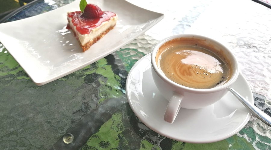 Long black organic magic mountain medium roast with a delicious 🍓vegan cheese cake 