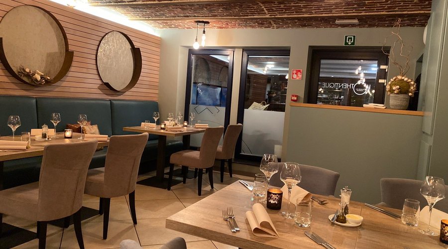 Lekker gegeten in gezellige omkadering . Kaart was in Nederland , was tof was voor zij die geen Frans kunnen . Wij aten A la cart daar we dachten porties groter waren dan de menu , spijtig was dat hetzelfde wat ons dan toch 40 € meer kosten ( dus neem menu ) .hadden ze wel mogen melden vind ik . Zoals de foto’s kan je zien alles heel verzorgt was maar het was nog is zeer lekker ook , top .top