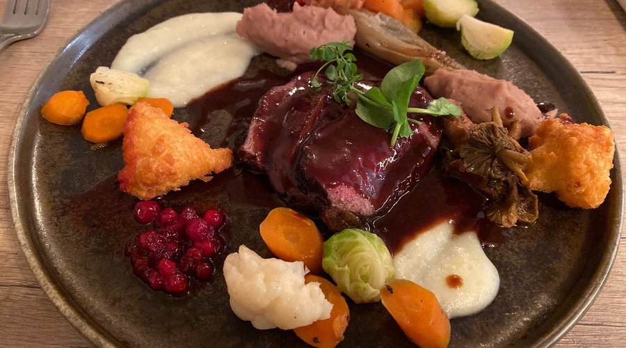 Lekker gegeten in gezellige omkadering . Kaart was in Nederland , was tof was voor zij die geen Frans kunnen . Wij aten A la cart daar we dachten porties groter waren dan de menu , spijtig was dat hetzelfde wat ons dan toch 40 € meer kosten ( dus neem menu ) .hadden ze wel mogen melden vind ik . Zoals de foto’s kan je zien alles heel verzorgt was maar het was nog is zeer lekker ook , top .top