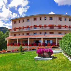 Vista frontale hotel in primavera