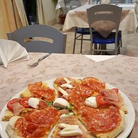 Focaccia semplice con salumi locali.