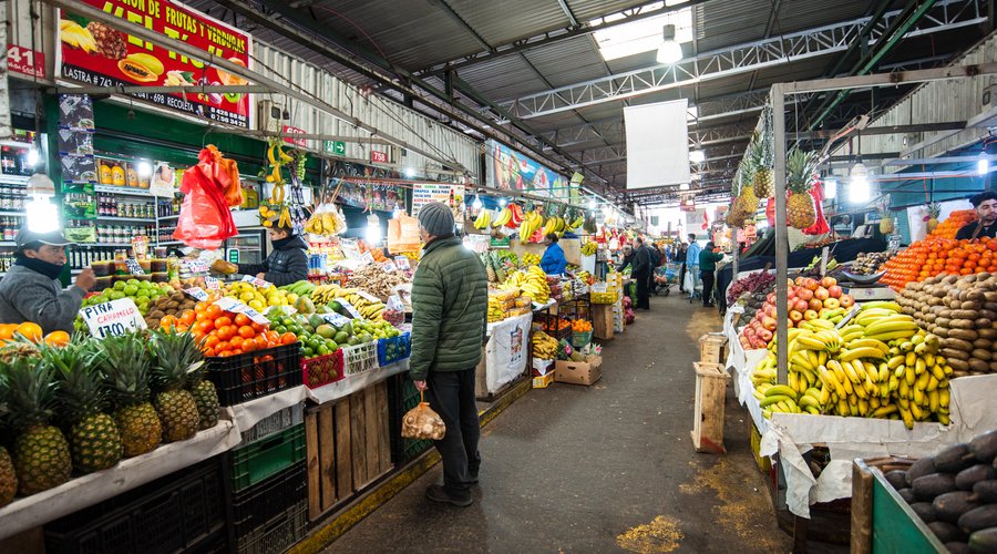 La Vega: Es uno de los mercados de frutas y verduras más grandes del continente sudamericano, responde a un espacio de aparente caos donde se mantiene un perfecto orden durante los 365 días del año. Cada mañana, desde muy temprano, en este laberinto de más de 6 mil metros cuadrados con olor a tomate y albahaca, es posible encontrar los mejores y más baratos productos de la huerta chilena. WEB: http://bit.ly/2j4zAfV / www.visitsantiago.org Ubicación: Metro Cal y Canto