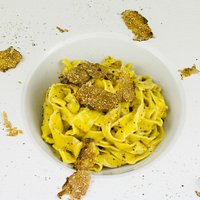 ConviTARTUFO: tagliolini di pasta fresca saltati al burro e tartufo con scaglie di tartufo fresco.