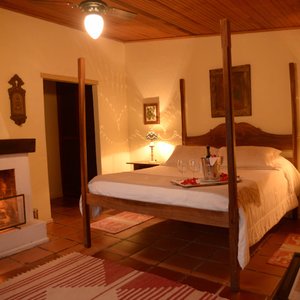 CHALET MASTER DO BOSQUE
Cama Alta Queen, Lareira ao pé da cama, Frigo, Ar Split, TV a cabo, Circulador de Teto, Cofre,
Mini-Cozinha, Varanda com Rede, Interfone e Estacionamento na porta.