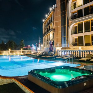 Heated swimming pool with an outdoor jacuzzi