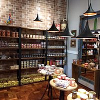 Um ambiente agradável, para tomar um café e comer bolos caseiros, pão de queijo e um delicioso pão na chapa