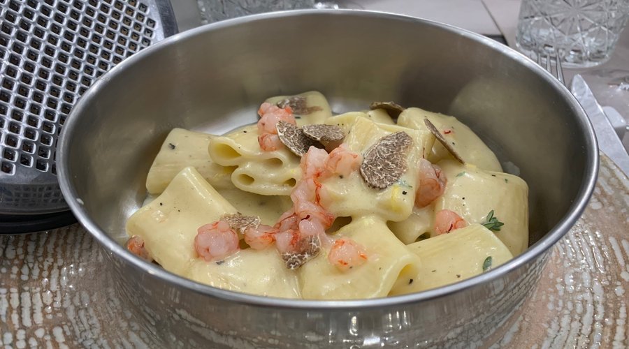 La nostra Cacio e pepe, gamberi, timo e tartufo pregiato lucano all'interno della grattugia, in onore della nonna della chef.